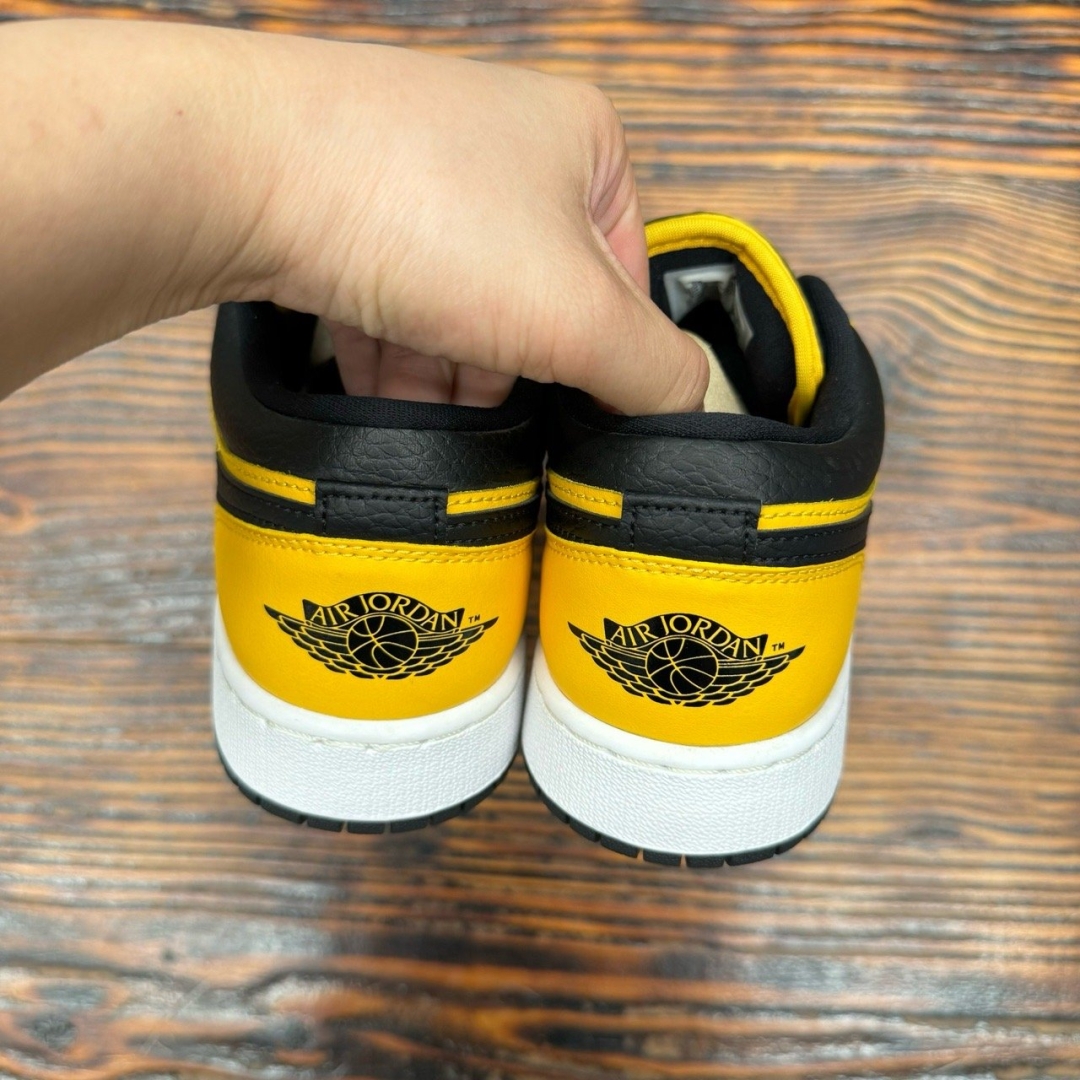 jd2889 - 1S Low University Gold Black LN - 40