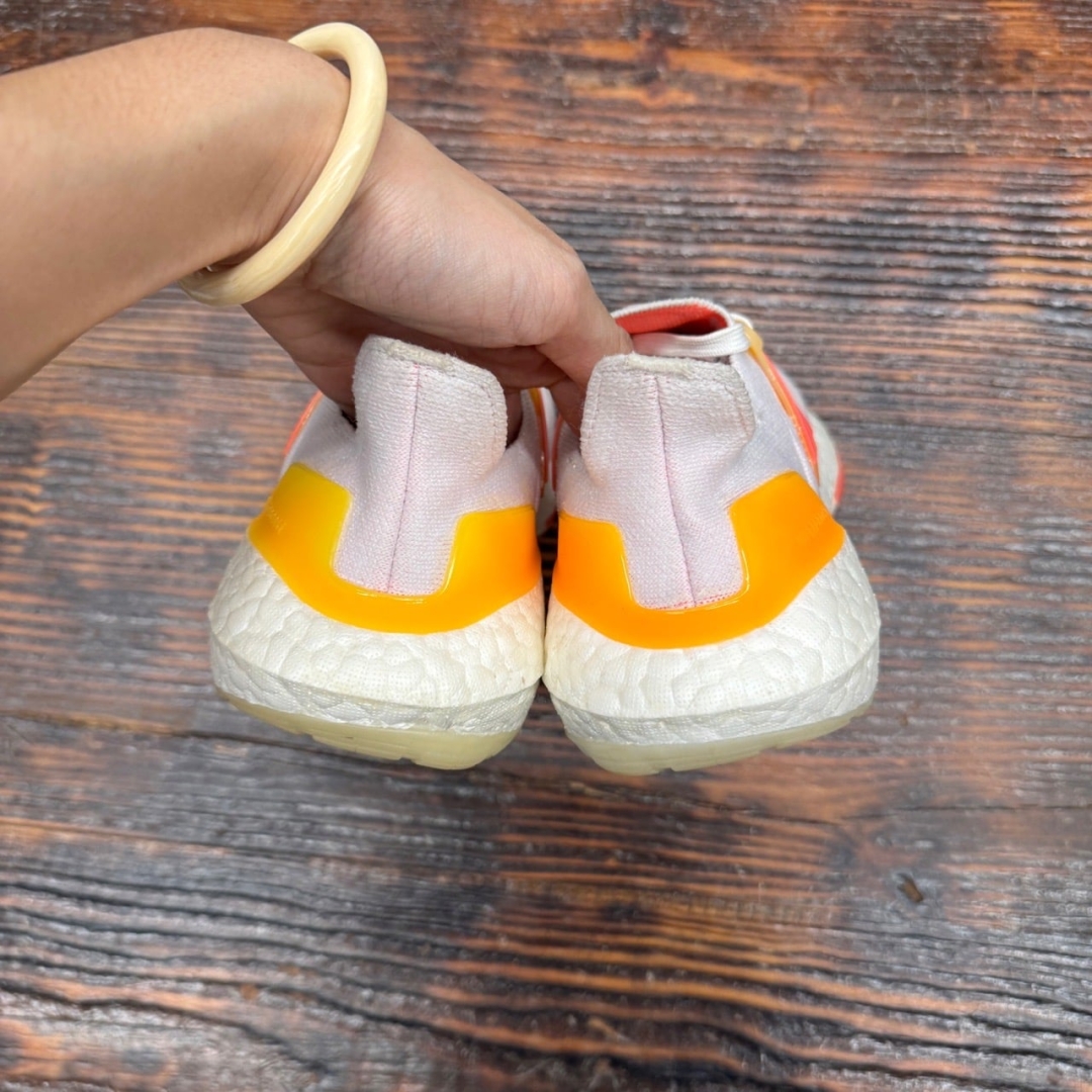 CS4336 - ULTRABOOST 22 WHITE ORANGE - 37