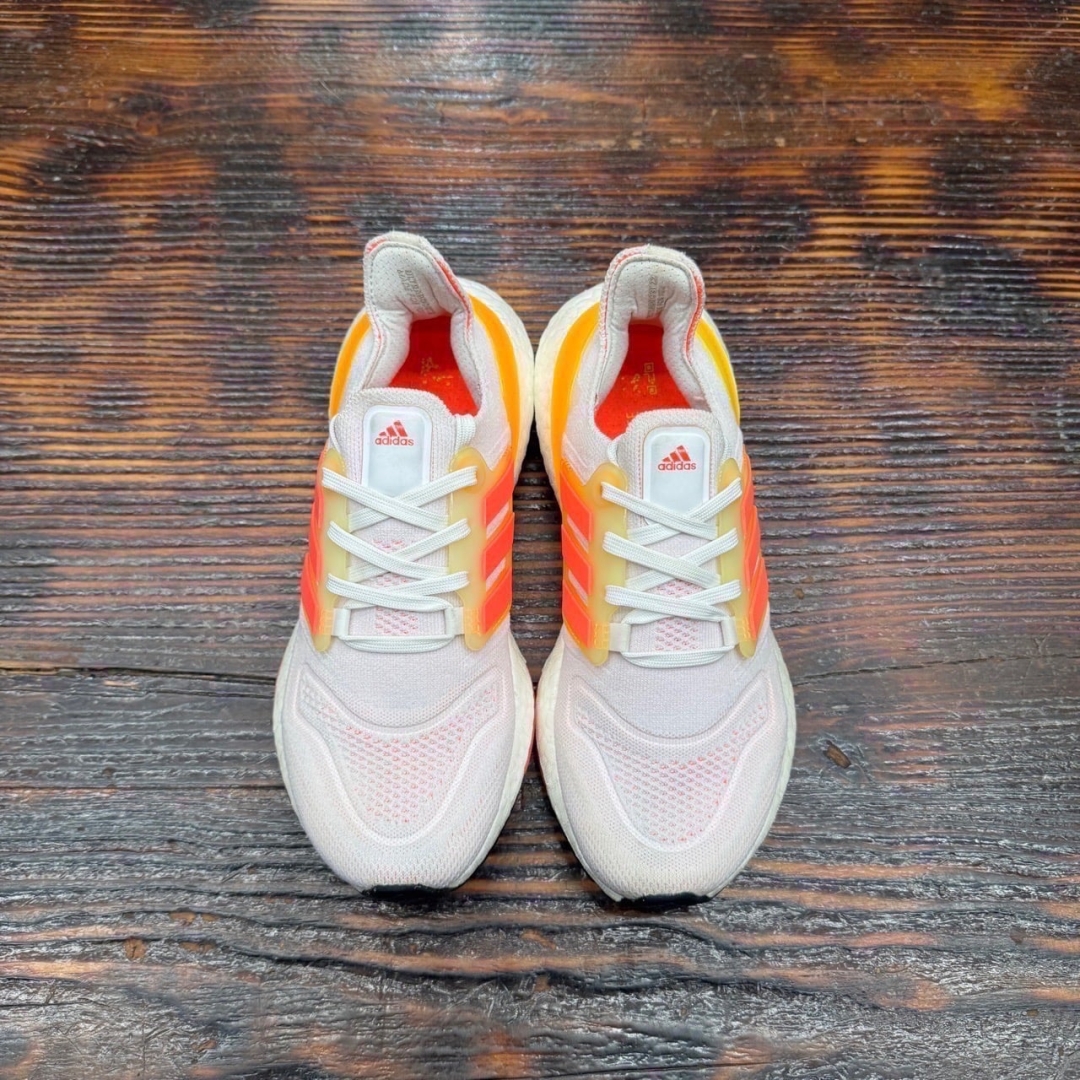CS4336 - ULTRABOOST 22 WHITE ORANGE - 37