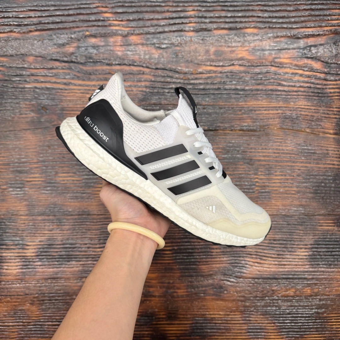 CS4738 - ADIDAS ULTRABOOST 5.0 WHITE BLACK - 41